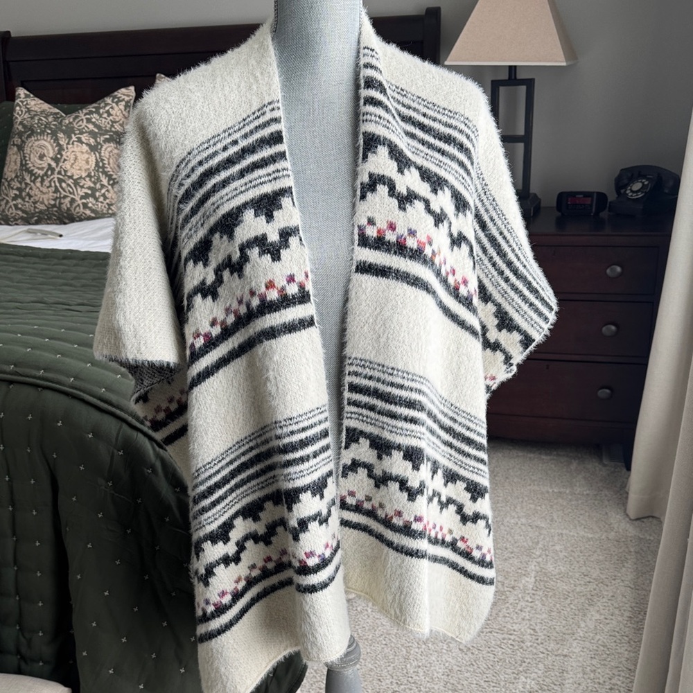 Anthropologie Akemi + Kim Tallulah Eyelash Poncho